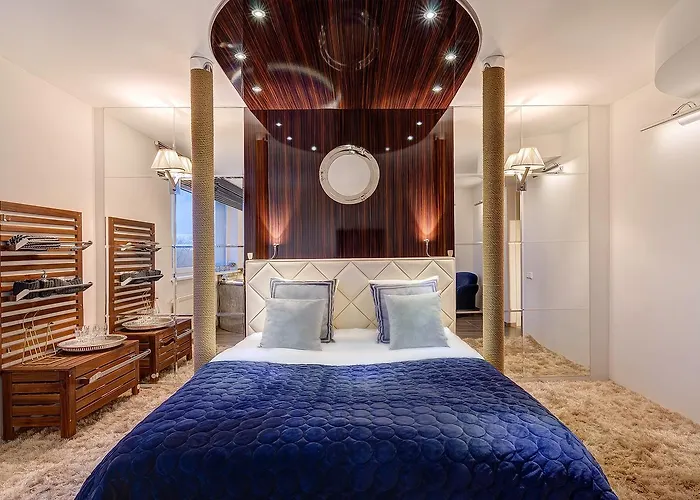 June Street Spa Apartments